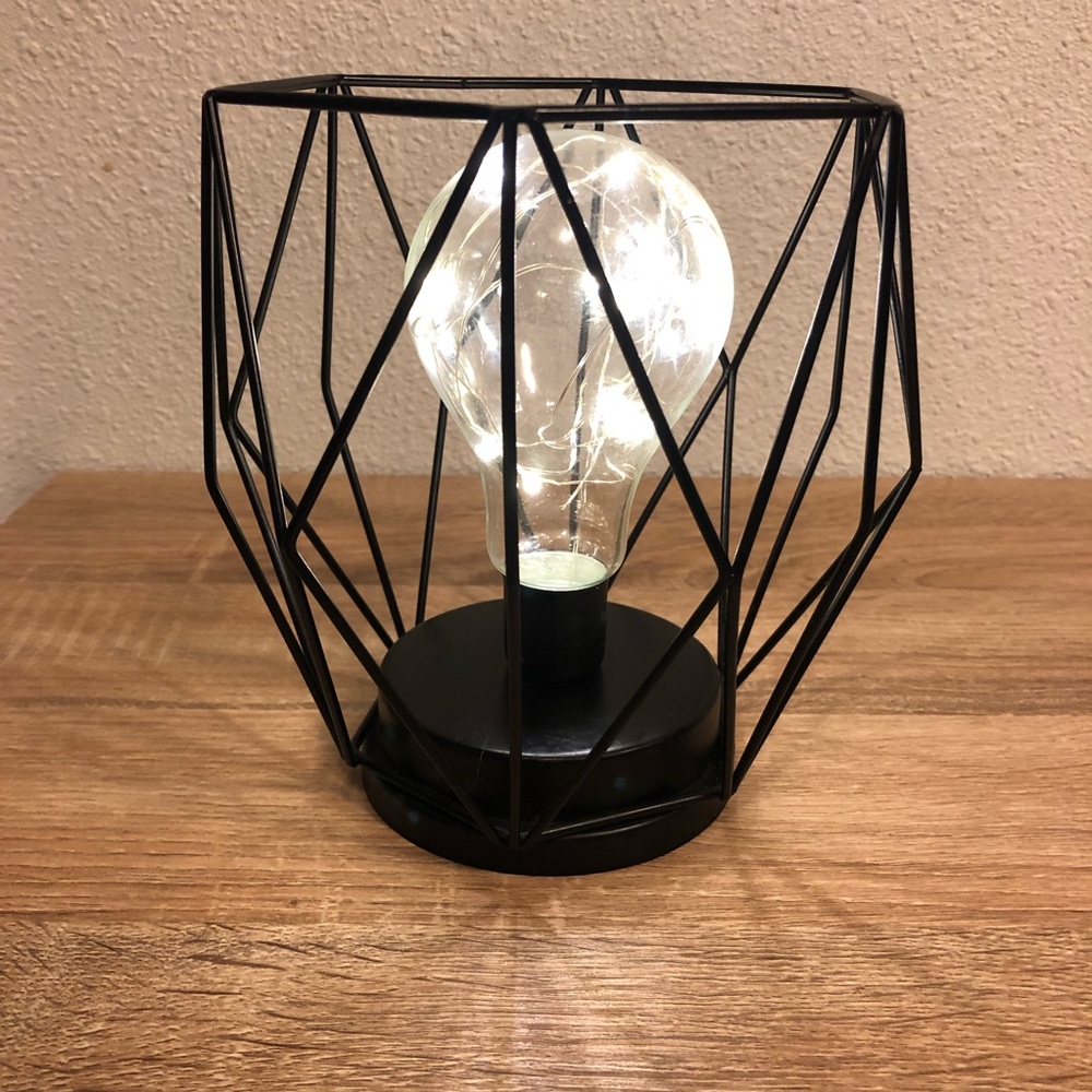 Super cute light bulb decor!